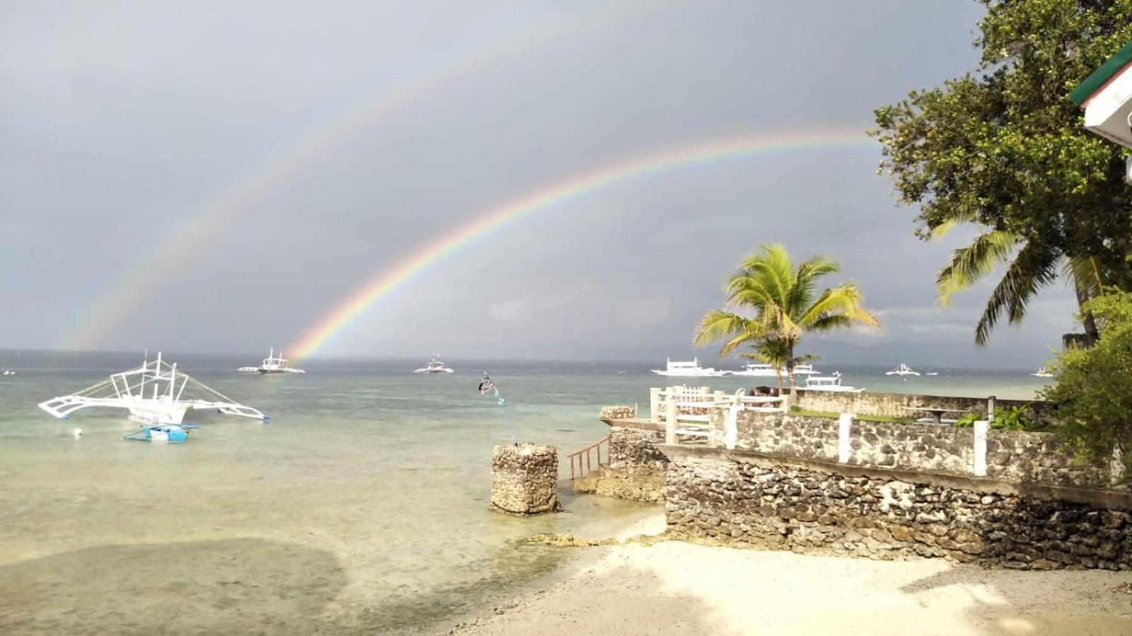 Love'S Beach & Dive Resort 몰볼 외부 사진