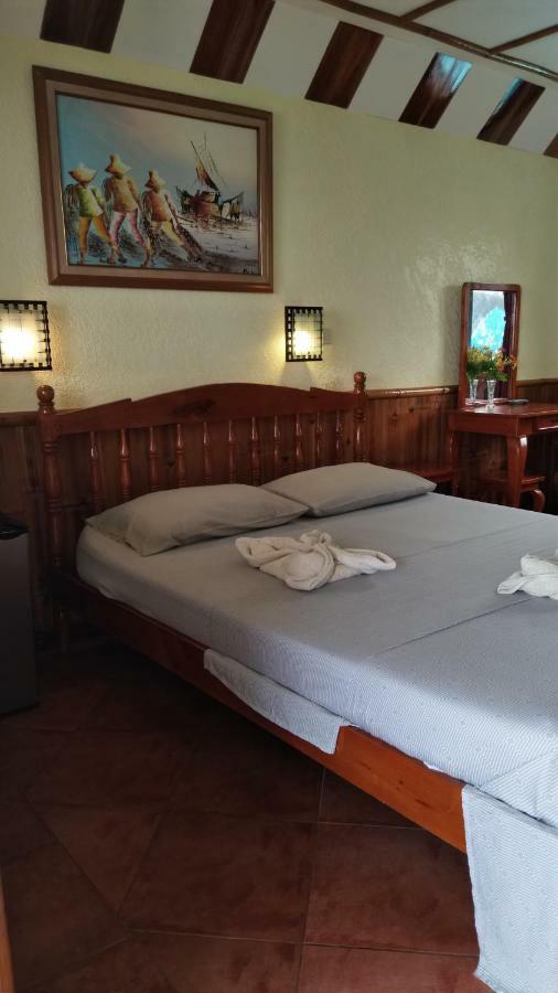 Love'S Beach & Dive Resort 몰볼 외부 사진
