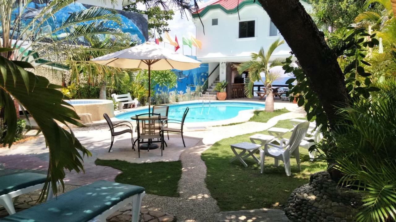 Love'S Beach & Dive Resort 몰볼 외부 사진